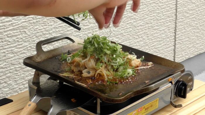 タフまると極厚鉄板でホルモンを焼いている様子